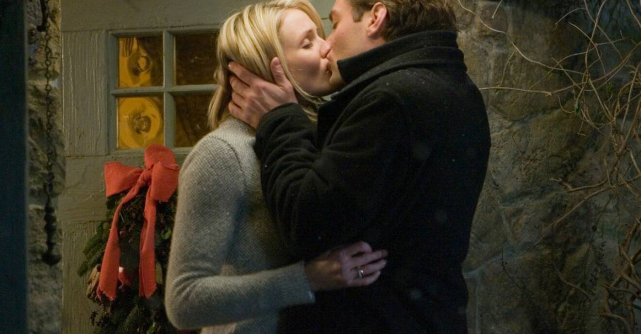 Jude Law och Cameron Diaz kysser varandra utanför dörren