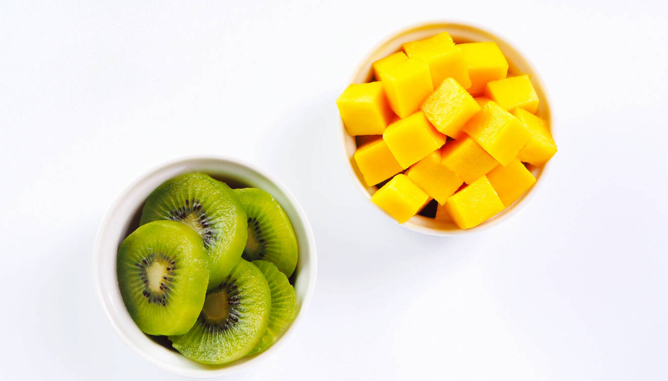 mango och kiwi i skålar