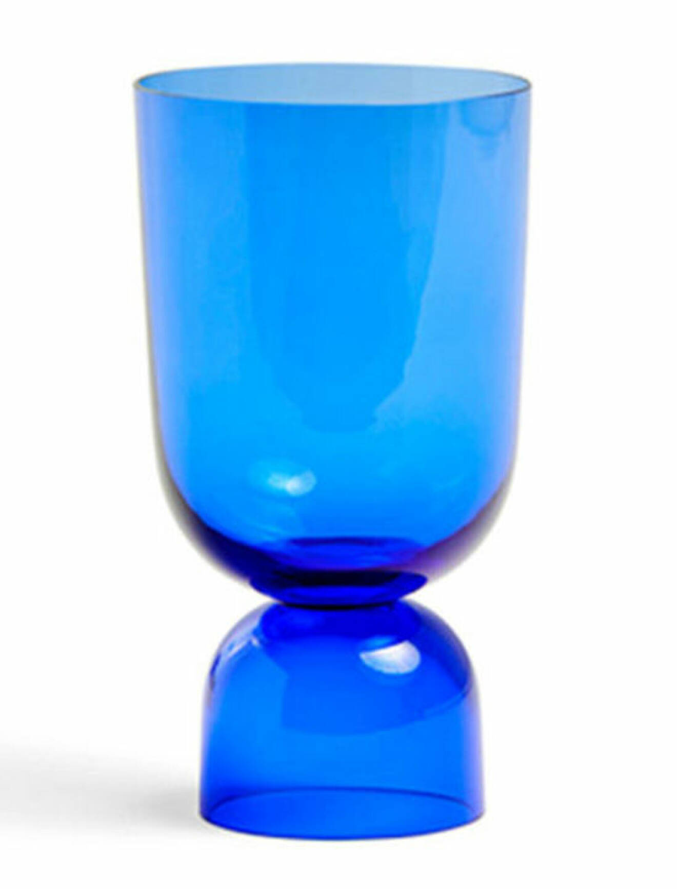 blå vas i glas från hay