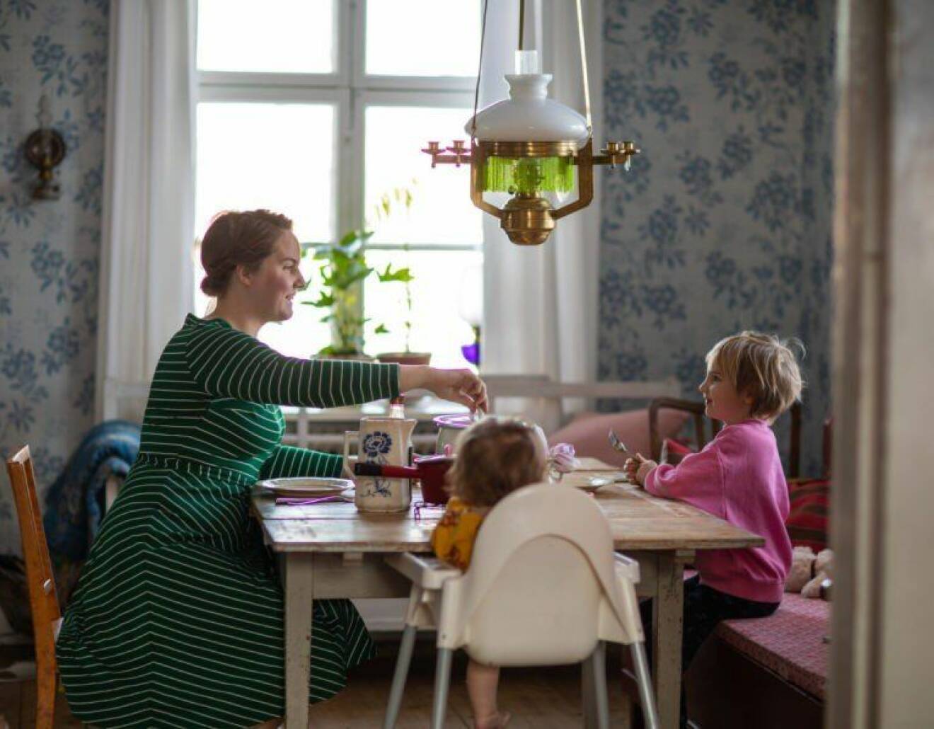 Clara Lidström med sönerna hemma i Västerbotten