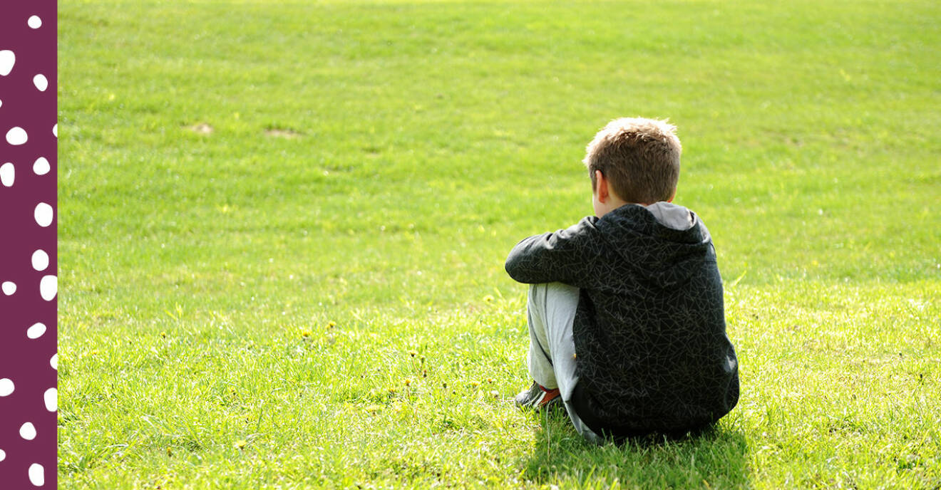 ensam pojke på en gräsplan