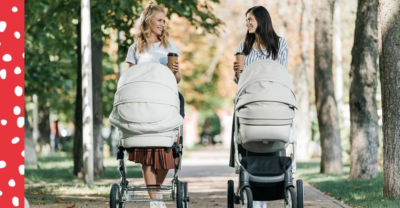 Vänner är ute och promenerar med barnvagnar