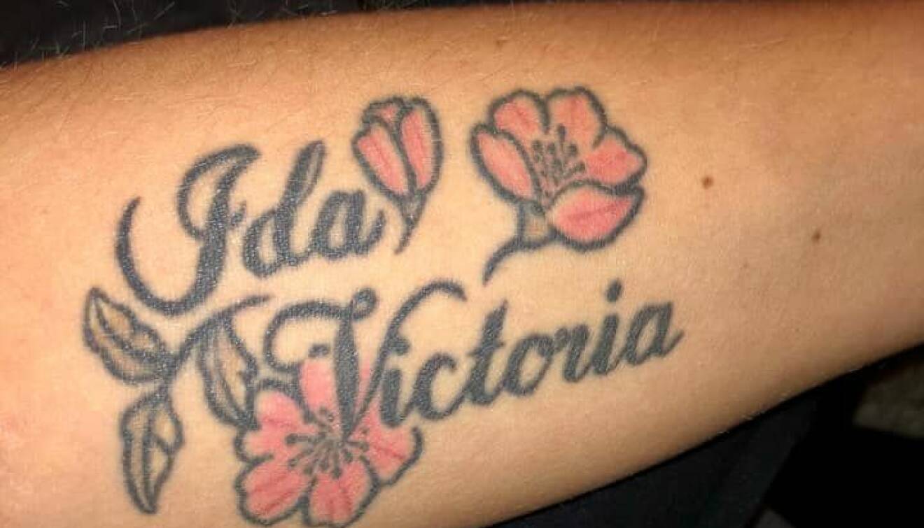 tatuering med namn och blommor