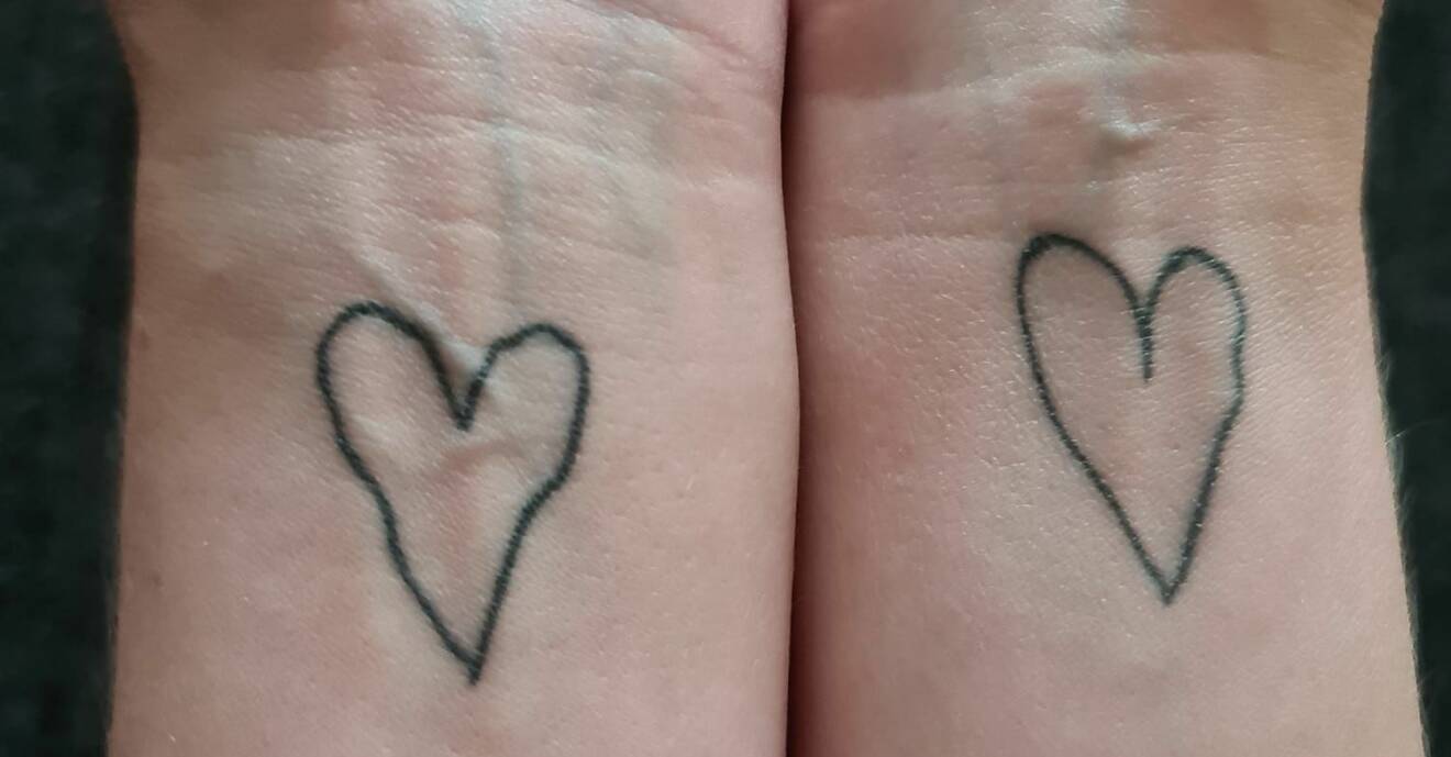 En tatuering som består av ett hjärta – på varje handled.