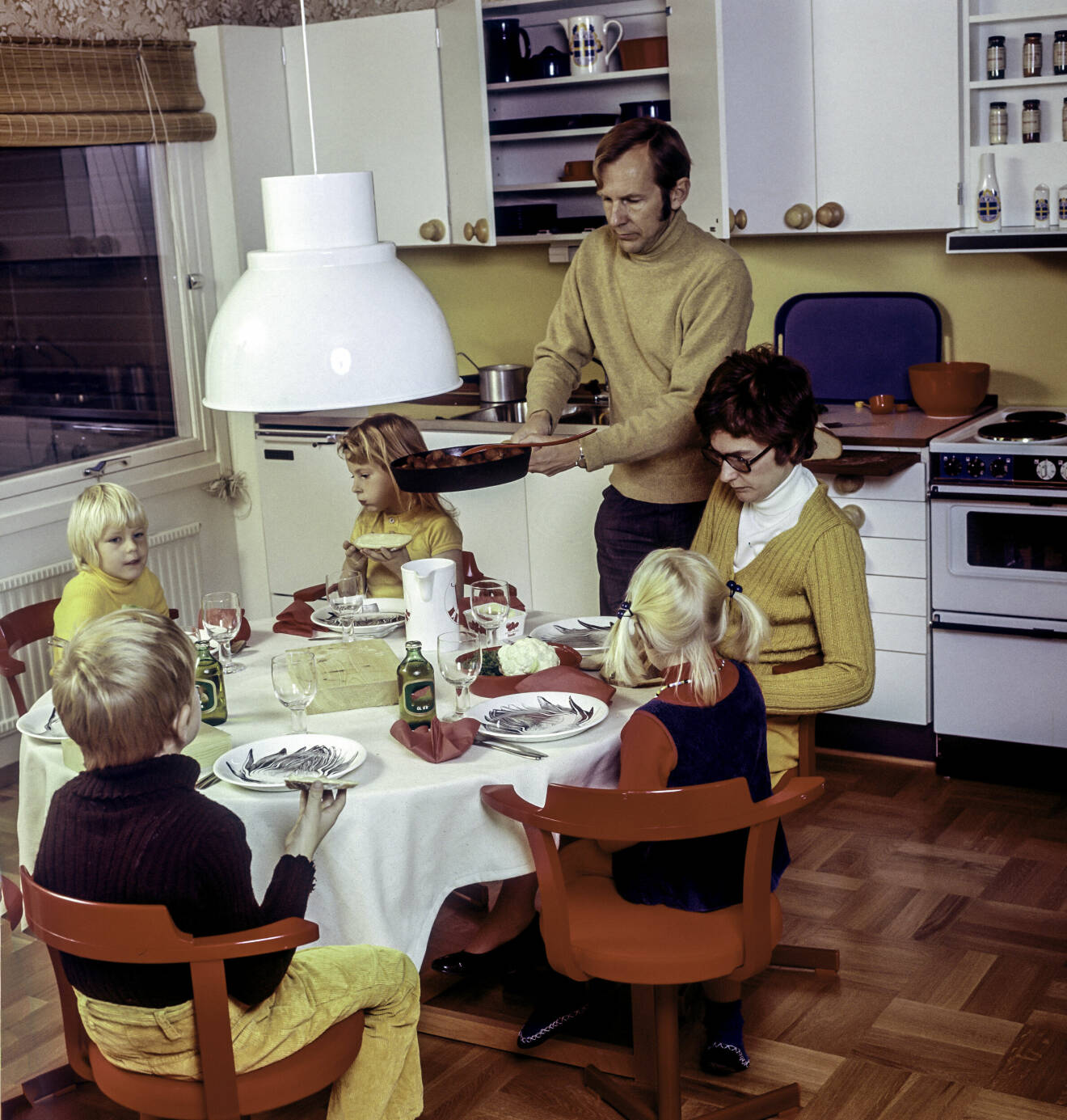 familj som äter middag på 70-talet
