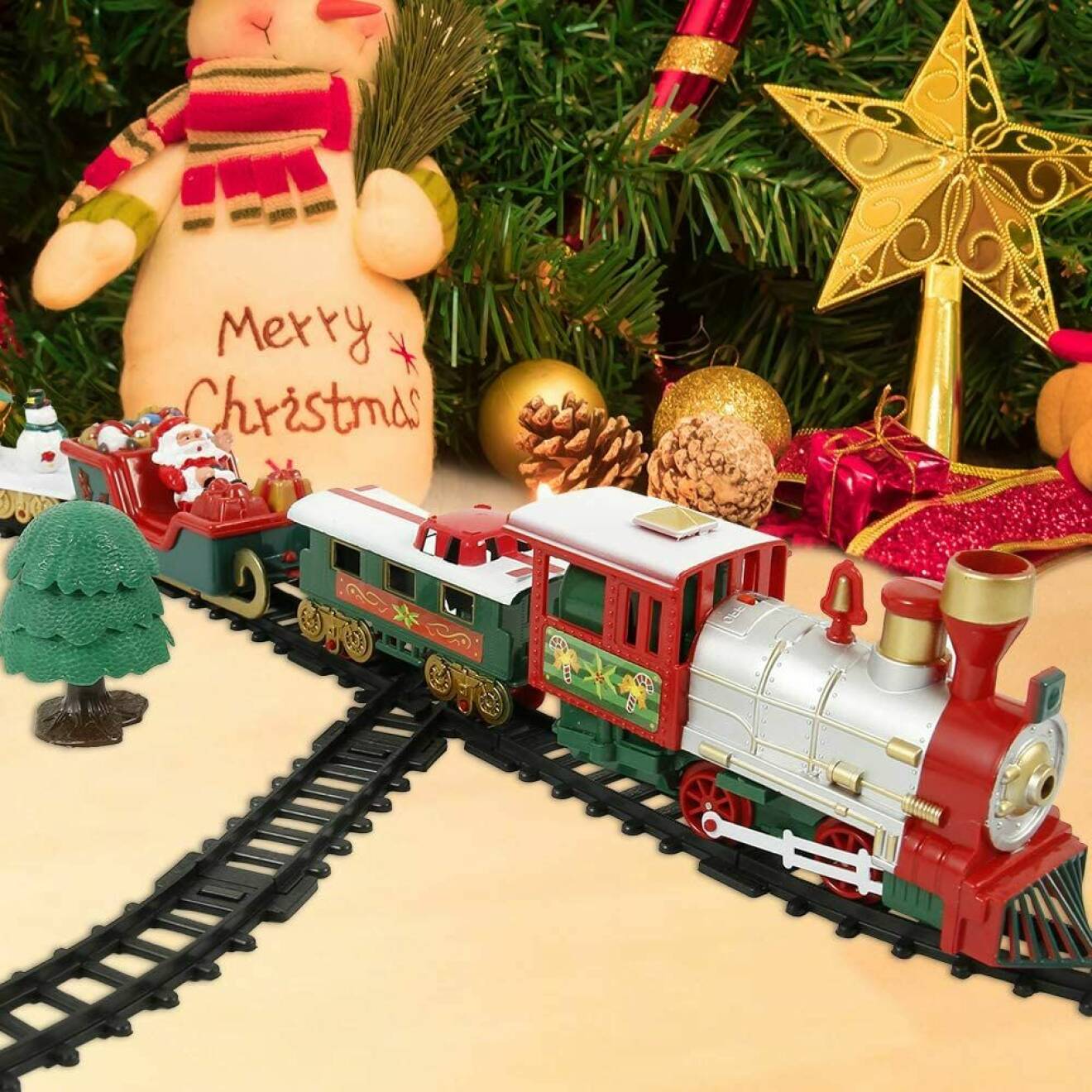 litet julgranståg som åker under granen