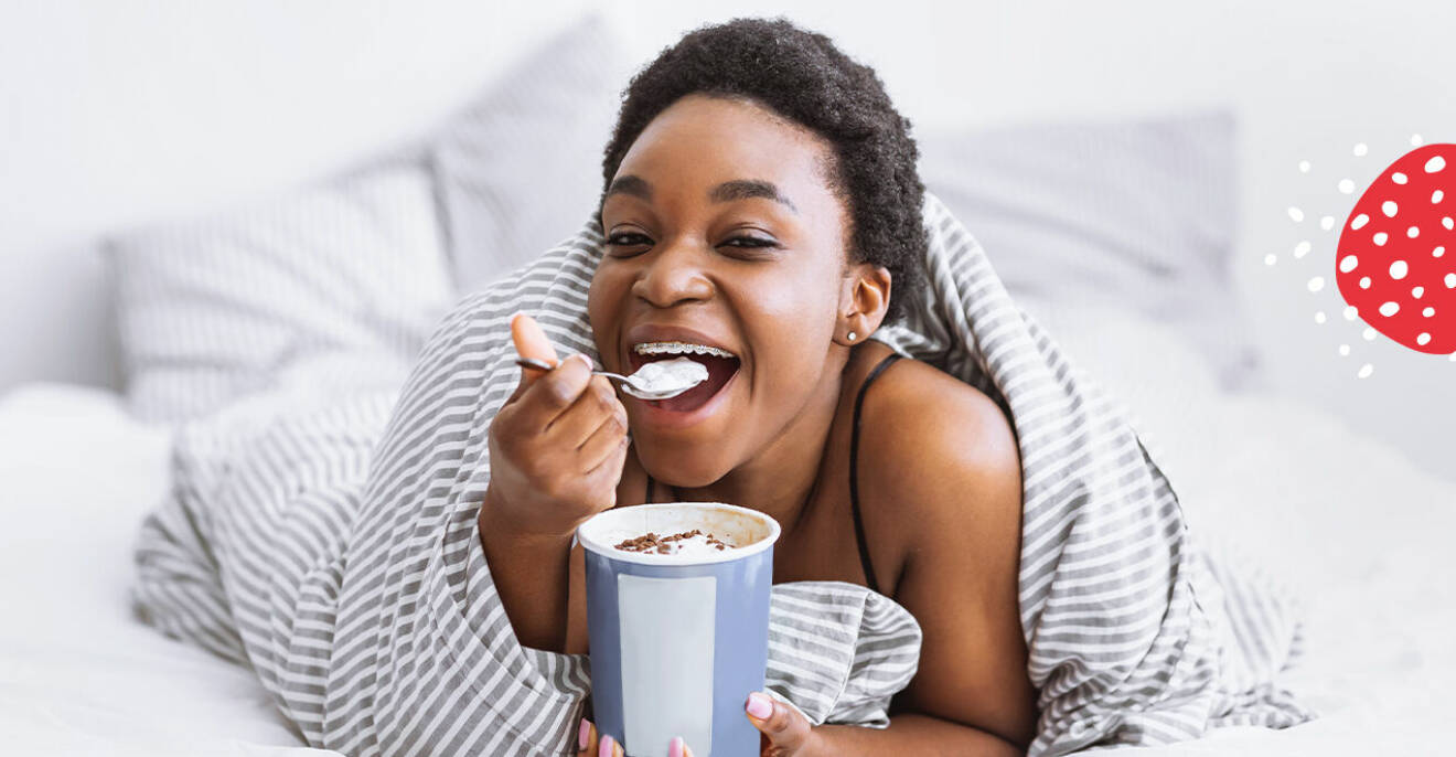 kvinna som äter glass i sängen