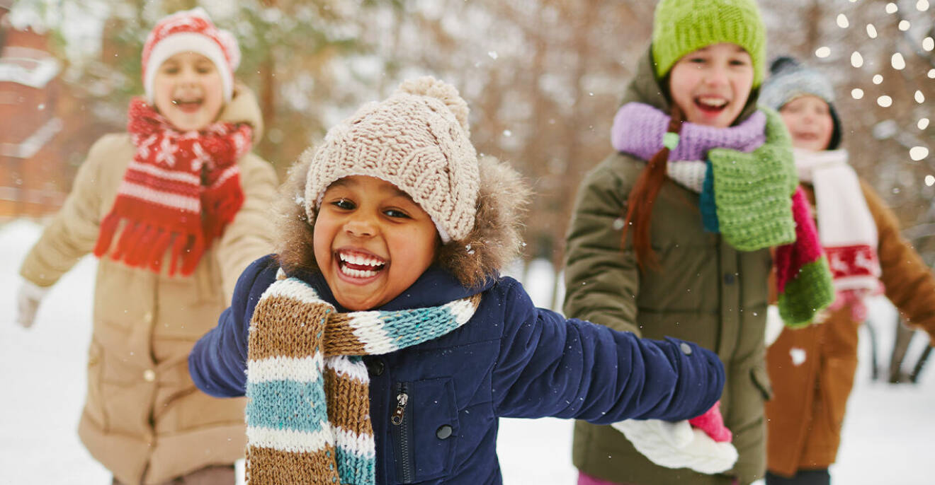 barn som leker i snön