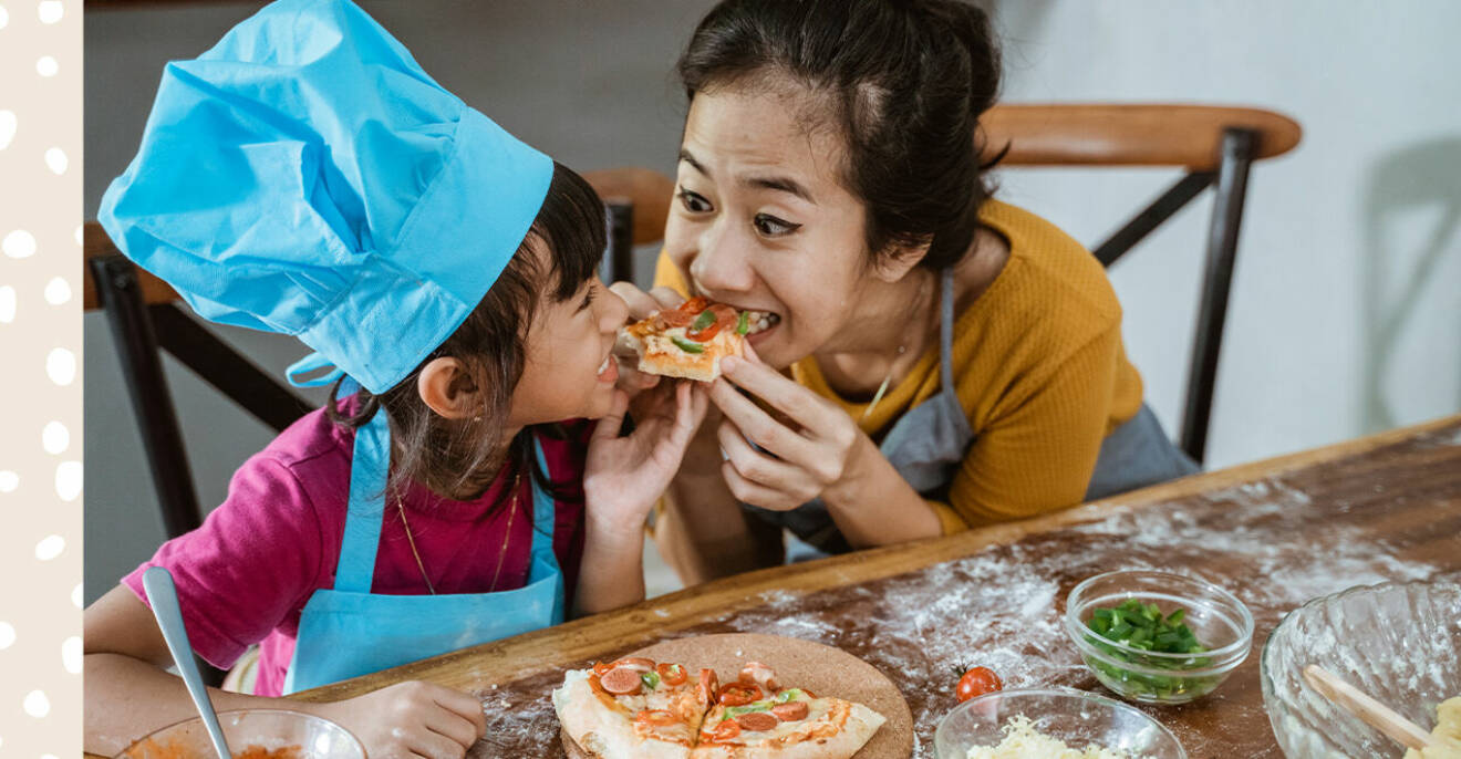 mamma och barn som äter pizza