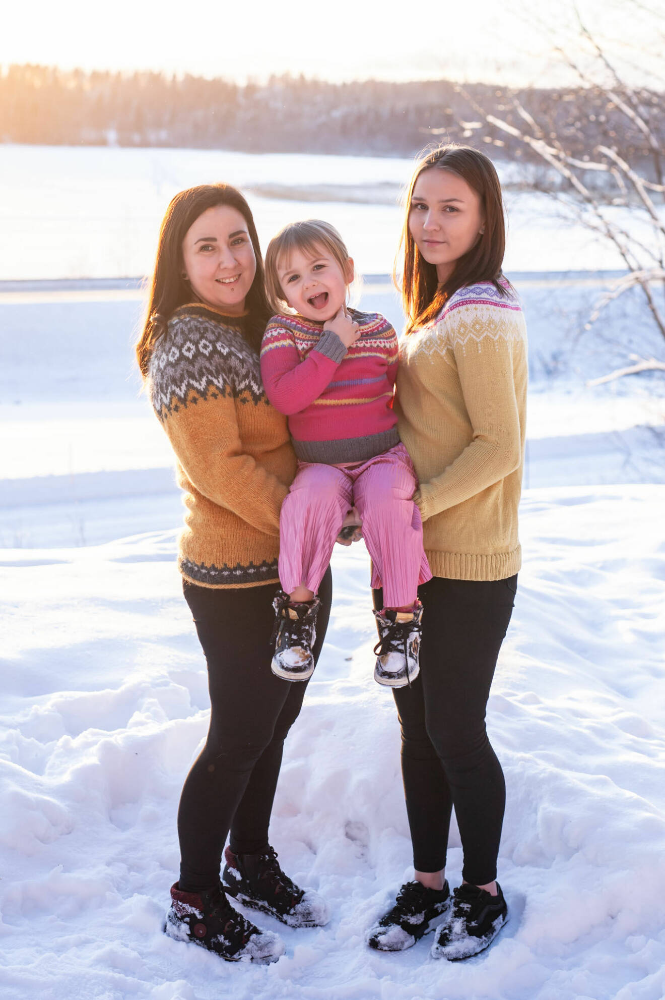 Mamma Jenny med döttrarna Sway och Teija ute i vinterlandskapet.