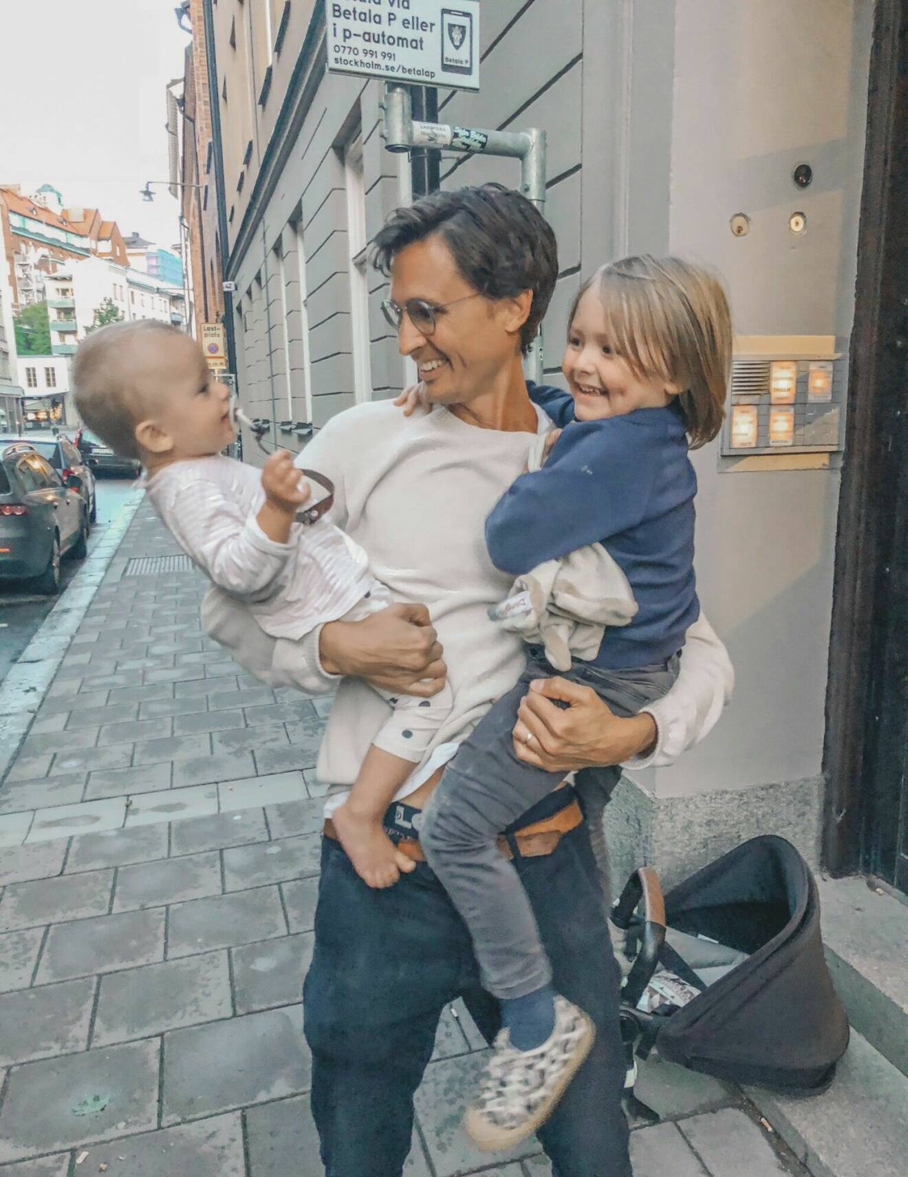 Influencern Vanja Wikströms sambo Niklas Malmkvist med deras två barn Iggy och Tintin.