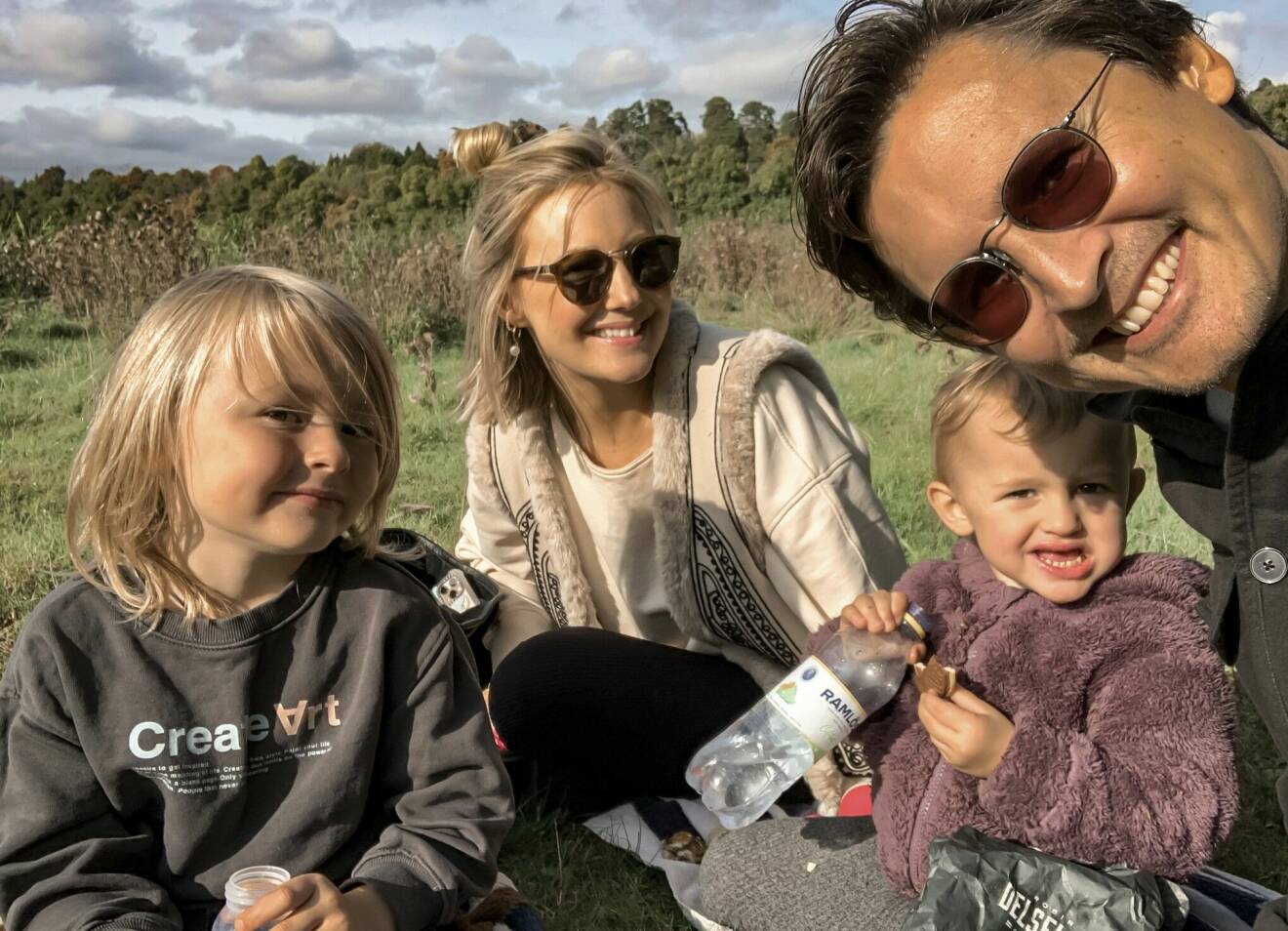 Influencern Vanja Wikström och hennes sambo Niklas Malmkvist med deras barn Iggy och Tintin en somrig dag utomhus.