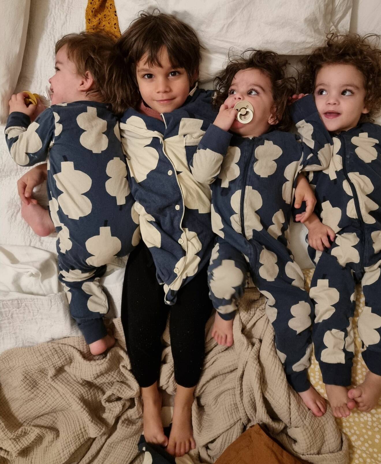 Barnen Minna, Allan, Noah och Minou myser i sängen