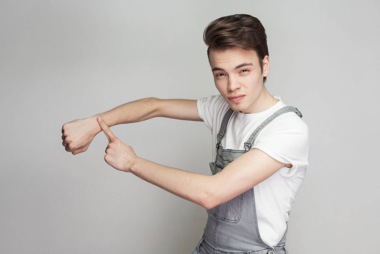 tonåring som pekar på armen