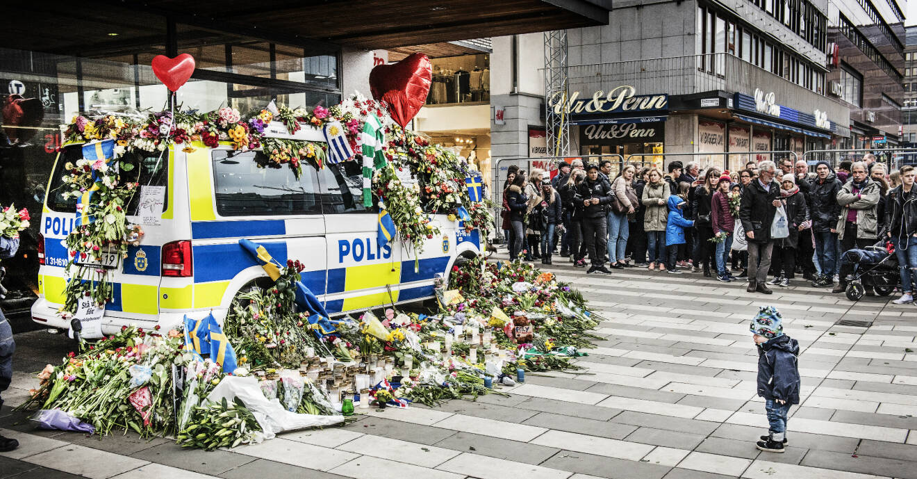 Polisens piketbuss fick ta emot mängder med blommor.