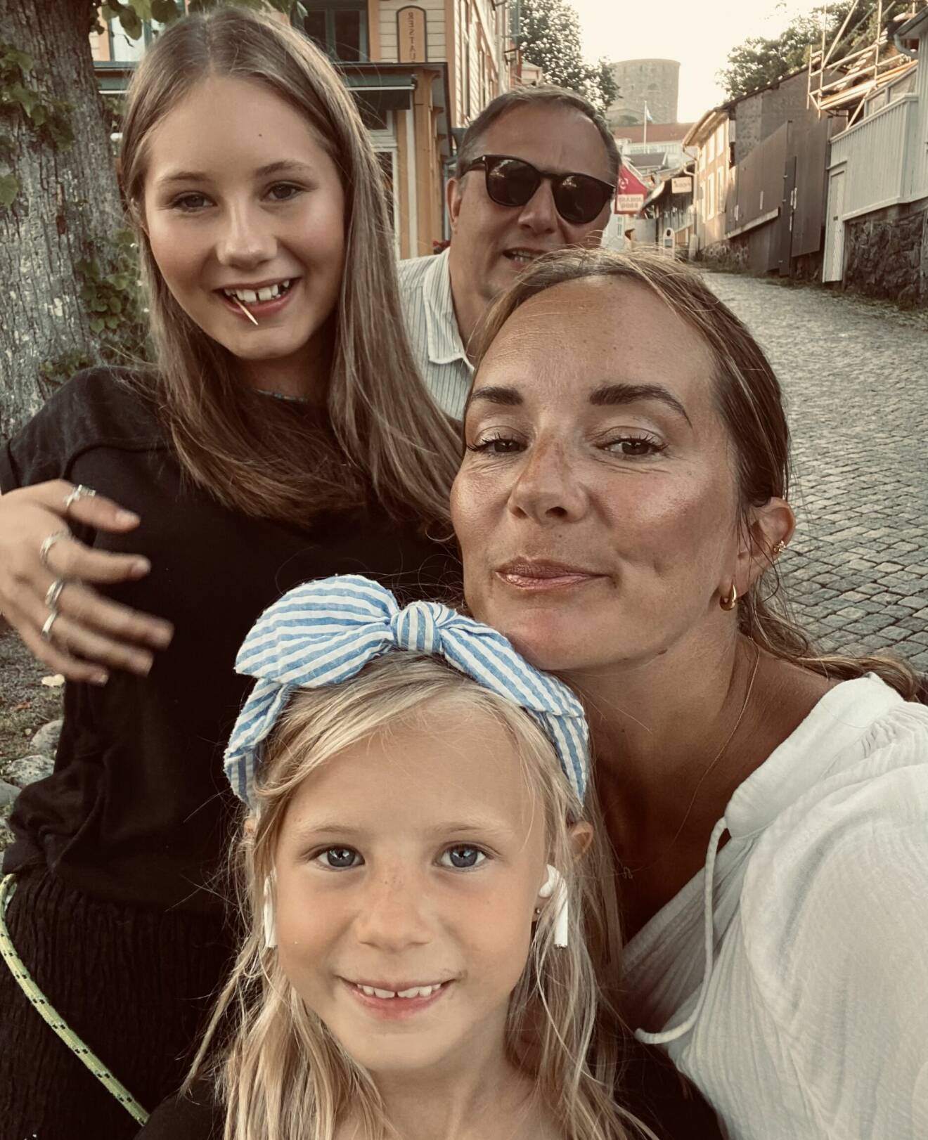 Elin Carlson med Magnus Carlson och barnen Nina och Ella