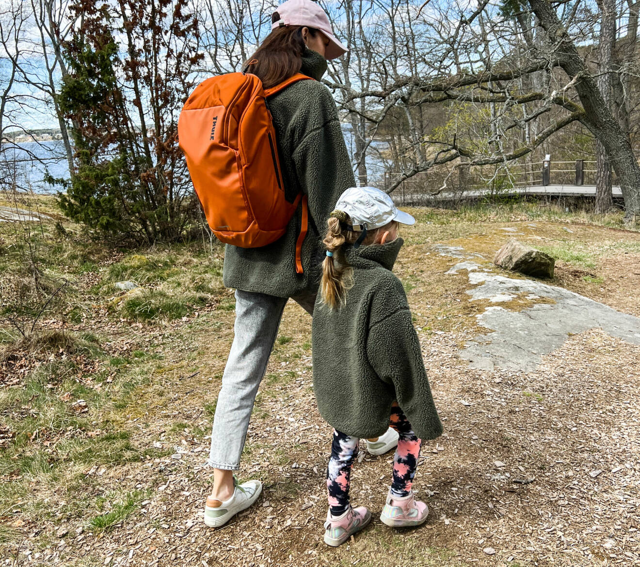 Sofia och dottern Edith promenerar i skogen.