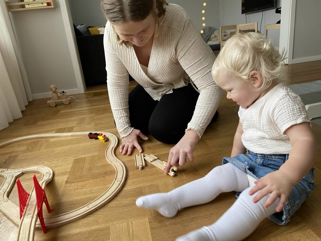 Jenny Larsson och dottern Astrid bygger med tågbana