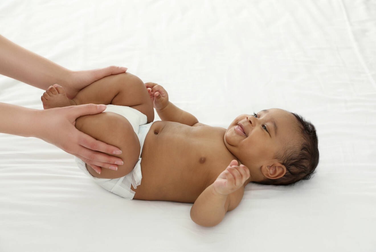 Barn som får spädbarnsmassage för kolik