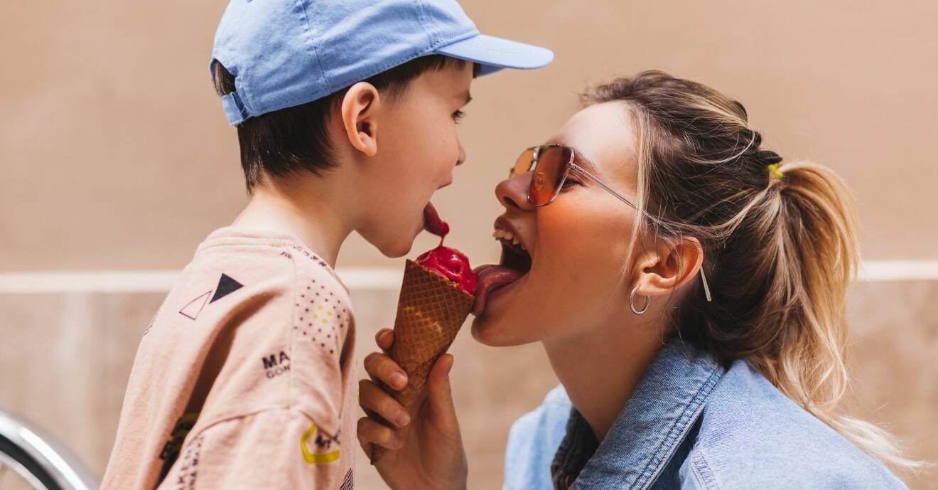 mamma och son äter glass
