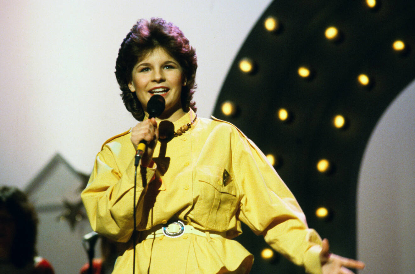 Carola bar en gul byxdress i Melodifestivalen 1983 när hon vann med låten Främling.