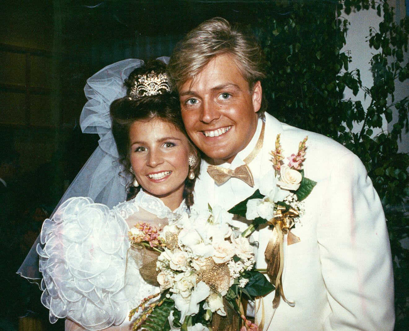 Carola och exmaken Runar på bröllopsdagen år 1990.