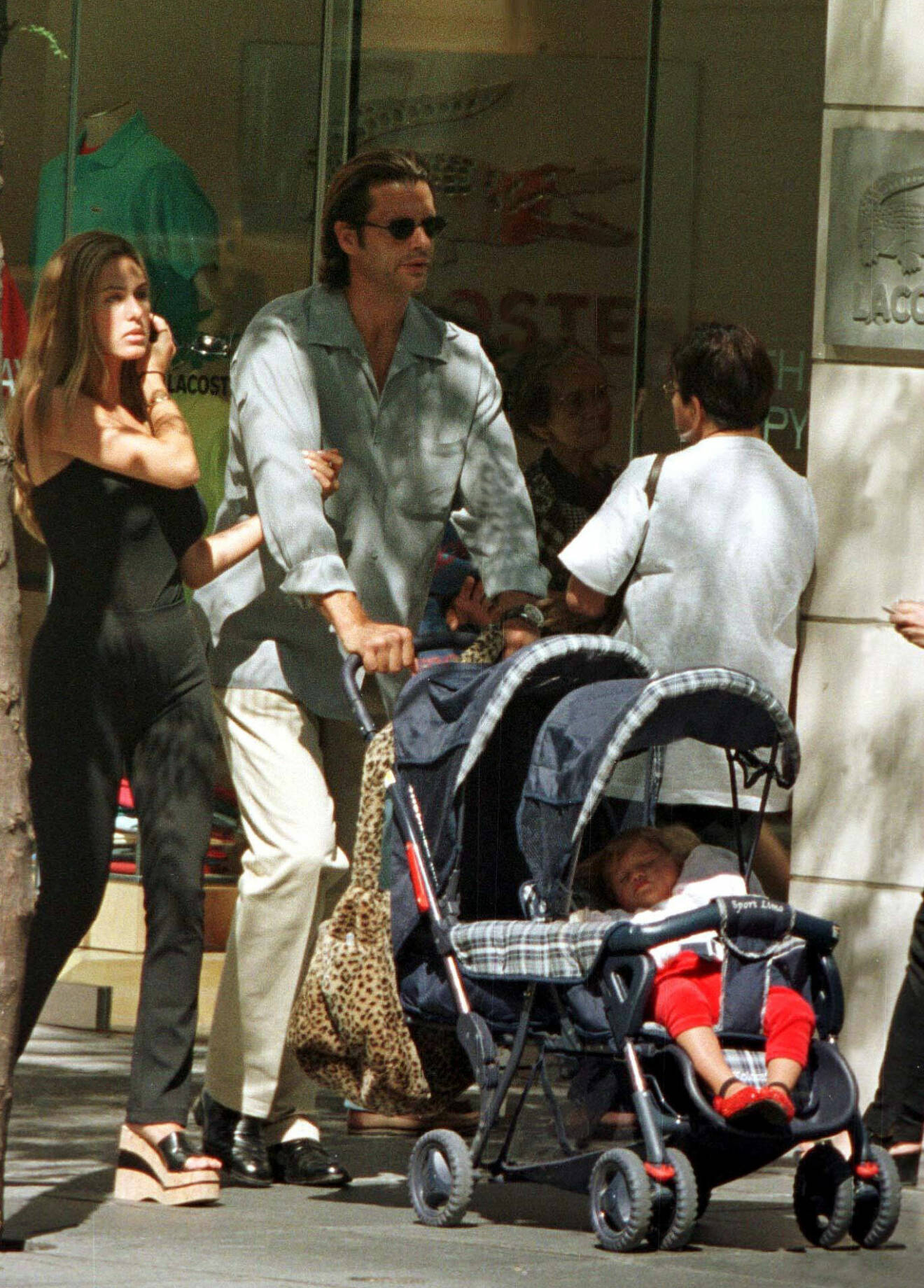 skådespelaren Lorenzo Lamas på promenad med fru och barn