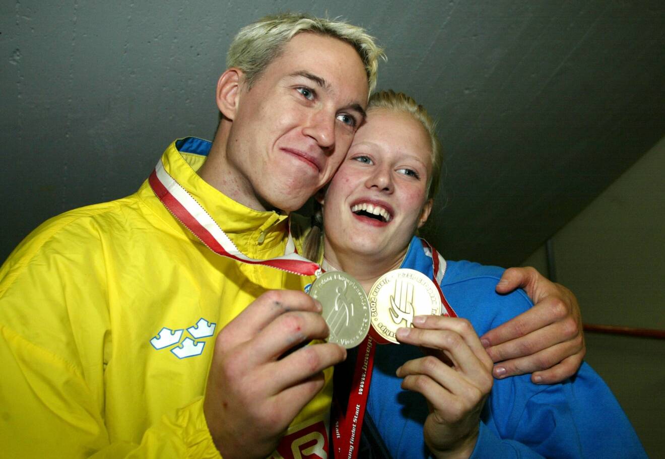 Patrik Kristiansson och Carolina Klüft visar upp sina respektive medaljer i samband med friidrotts-EM inomhus i Wien år 2002.