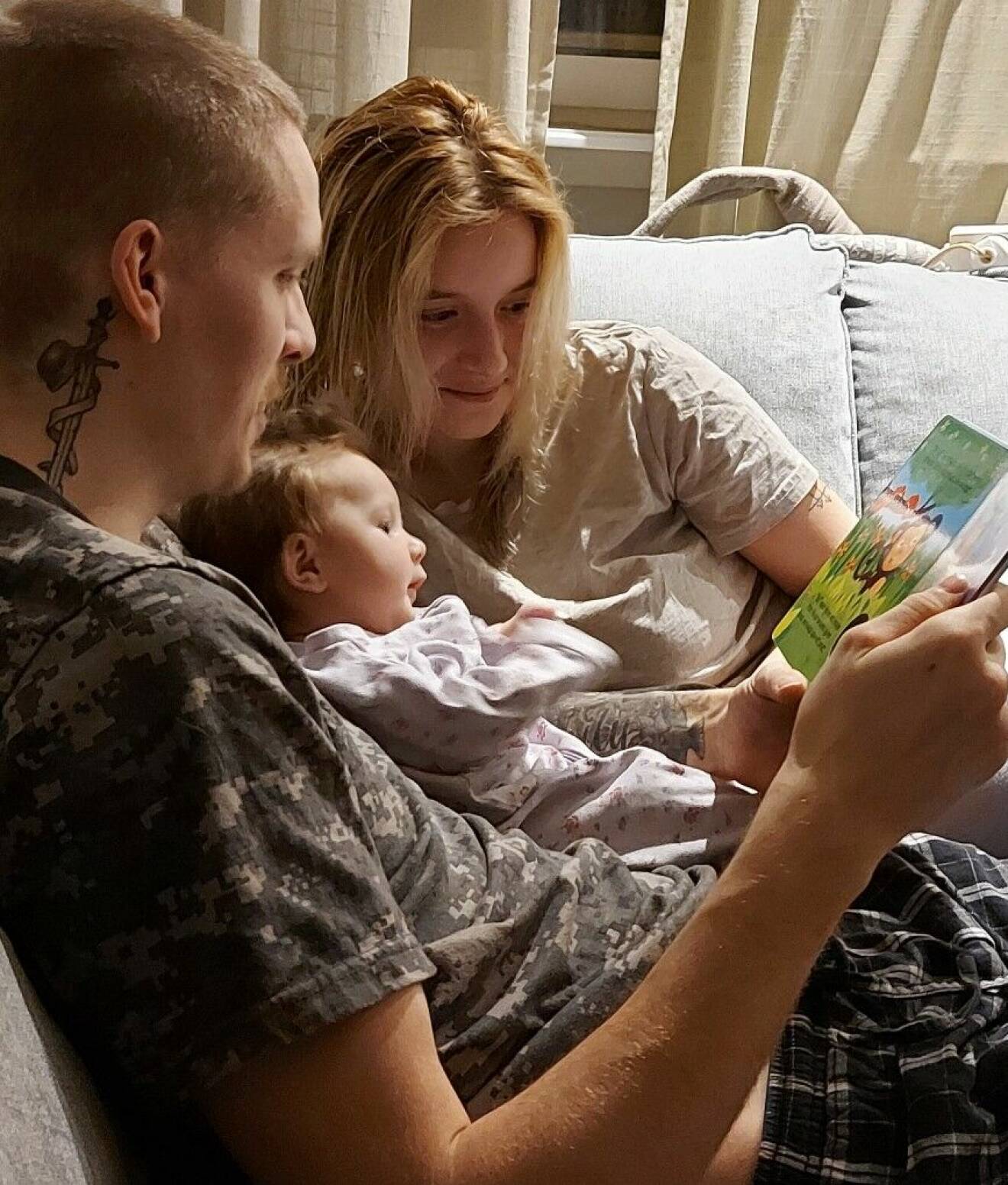 mamma Isabelle och pappa Rasmus läser bok med lilla Selma