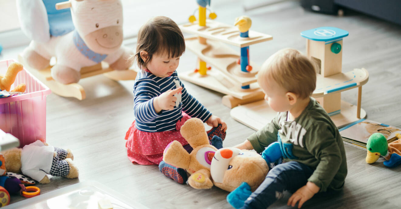 Två barn som leker med leksaker