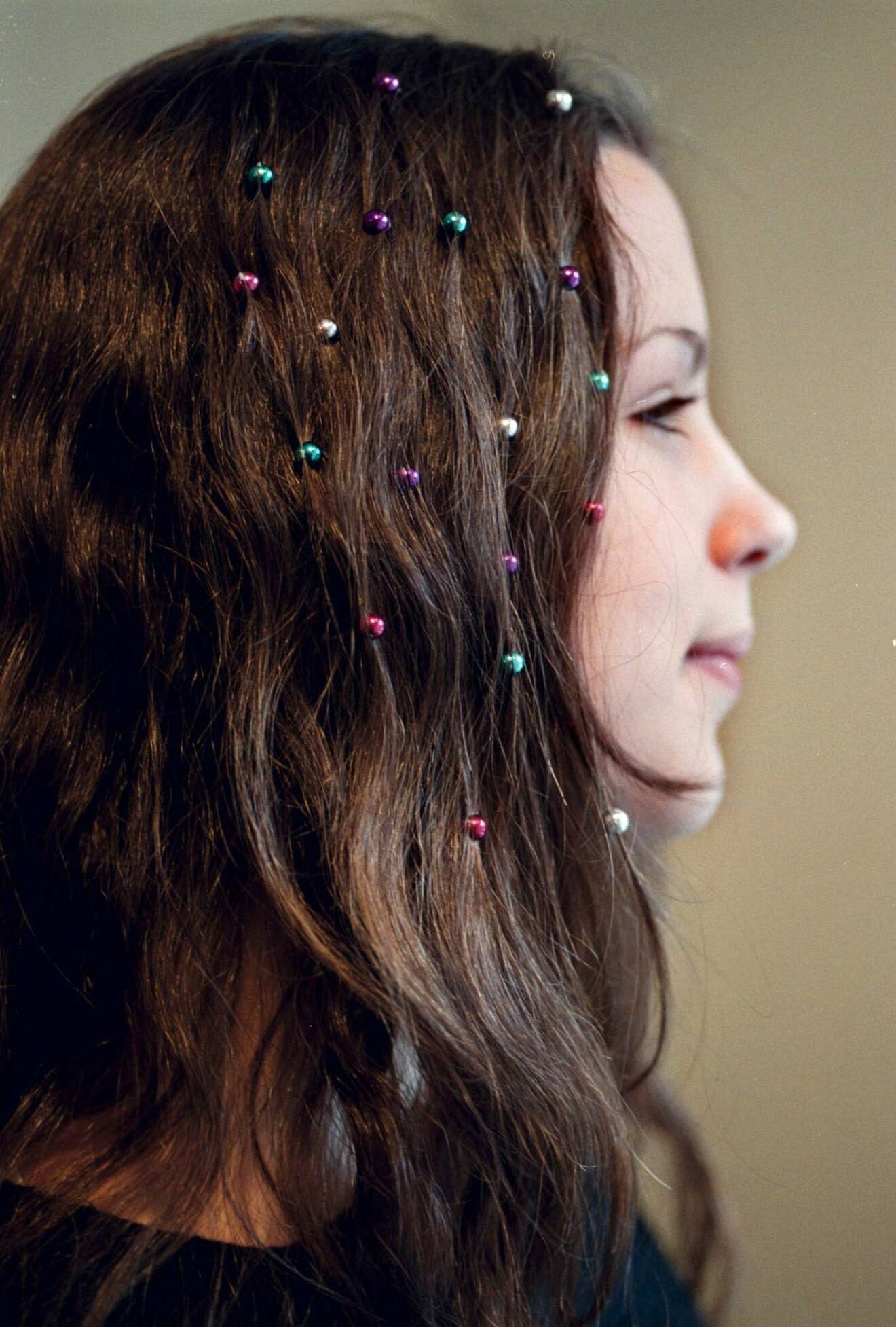 En tjej med pärlor i håret