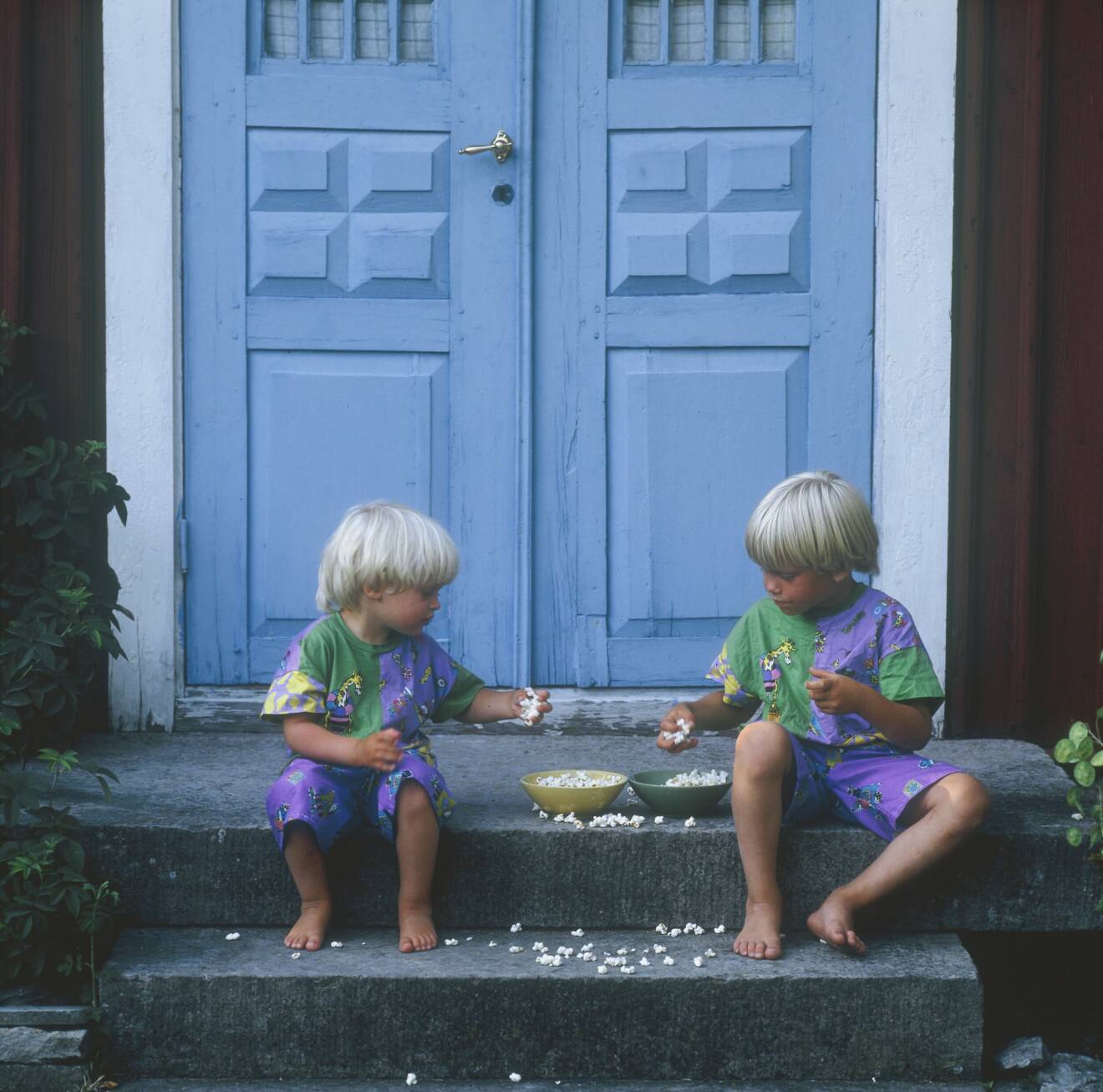 Två barn barn som sitter på en trappa