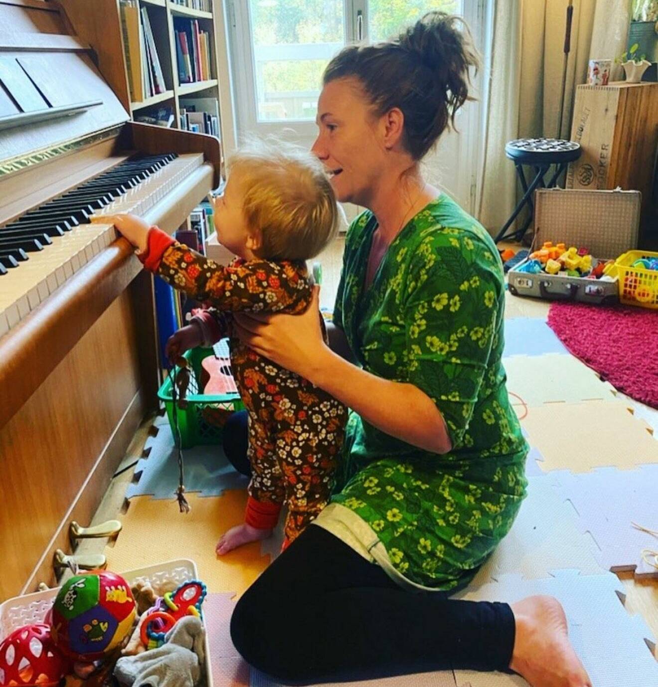 Anna spelar piano med sin dotter