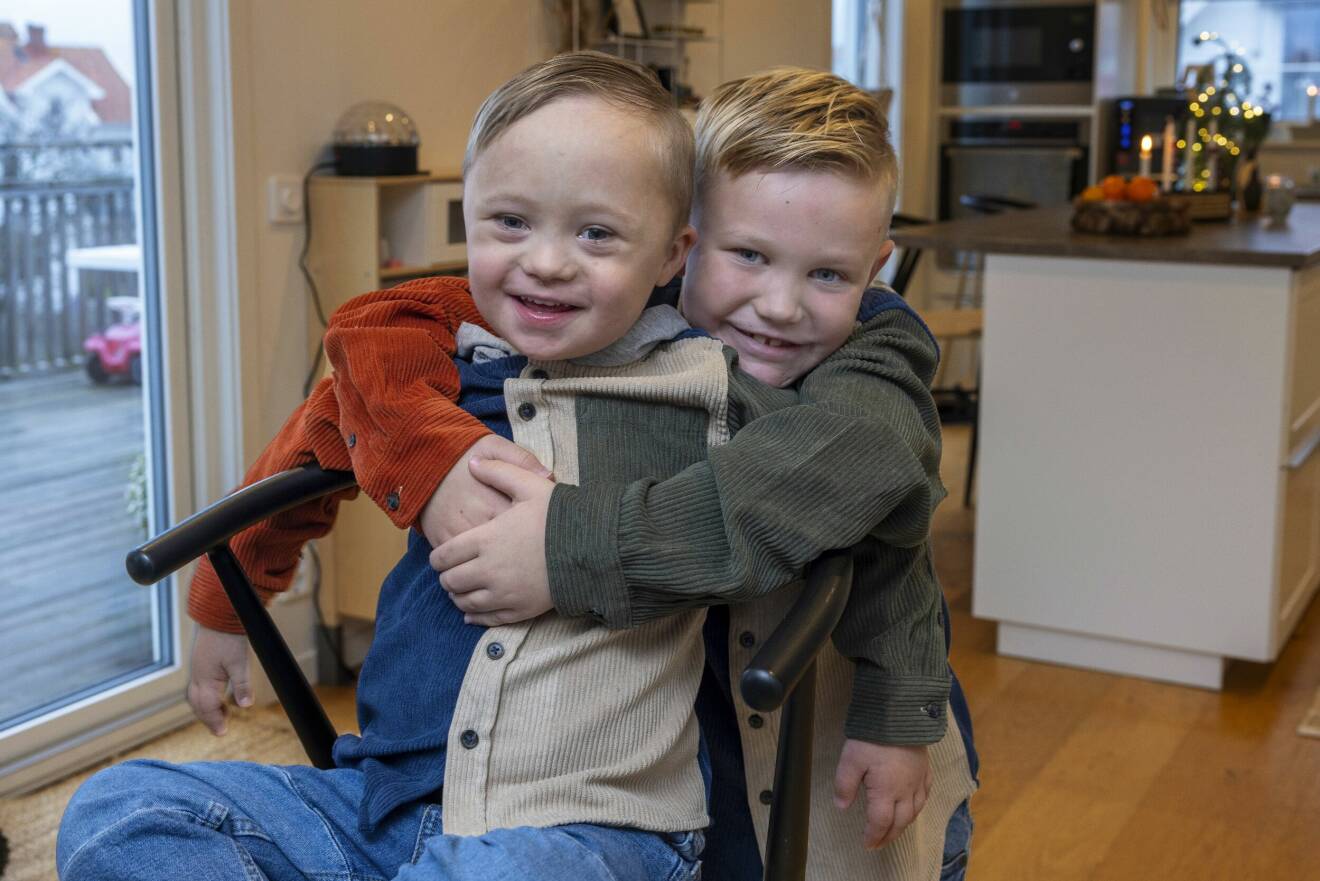 Storebror Melker håller om Svante, som är född med Downs syndrom.