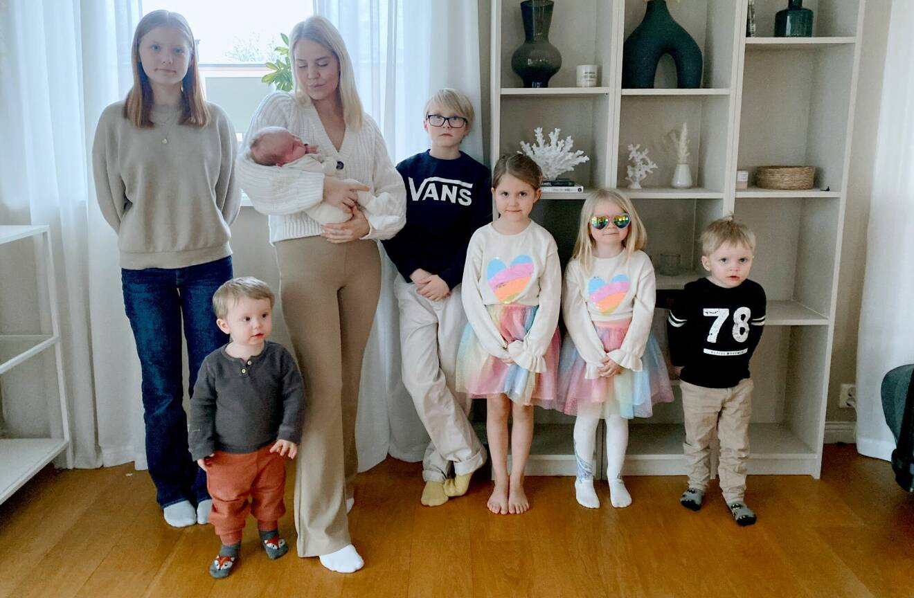 Emelie Karlström med alla sina sju barn