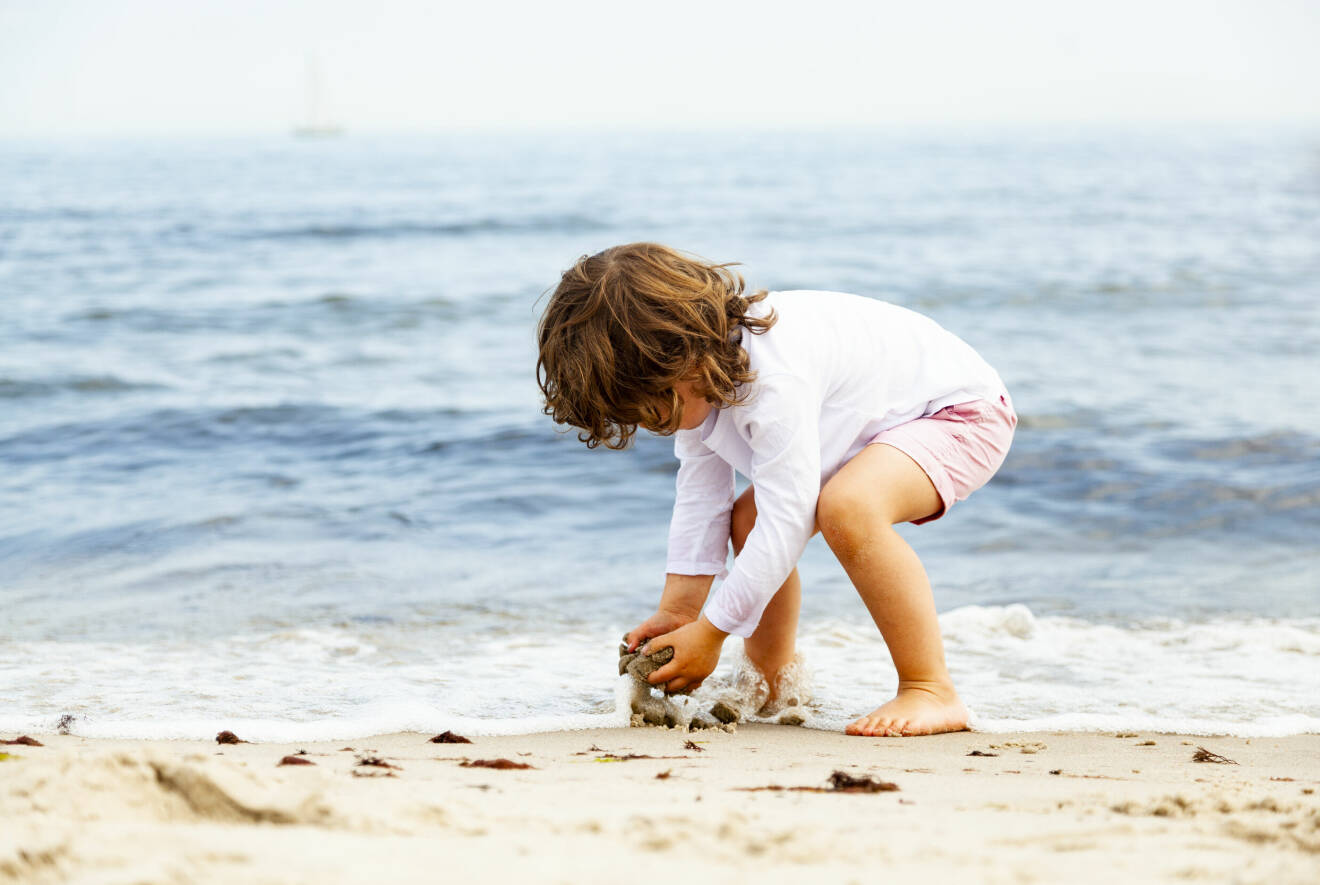 barn leker på stranden