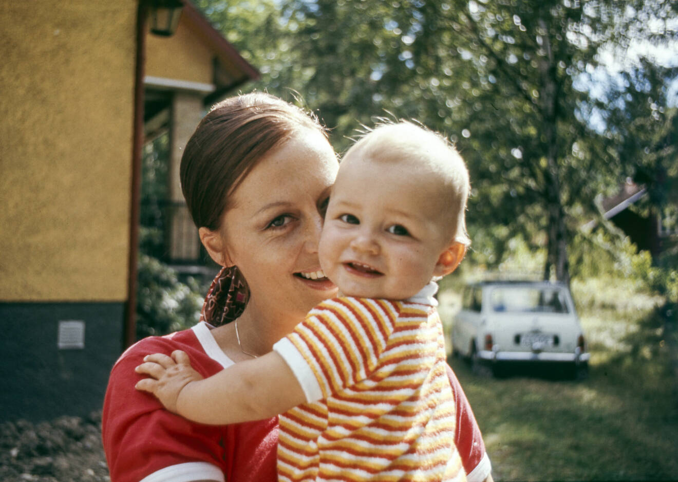 Lill Lindfors med dottern Petronella