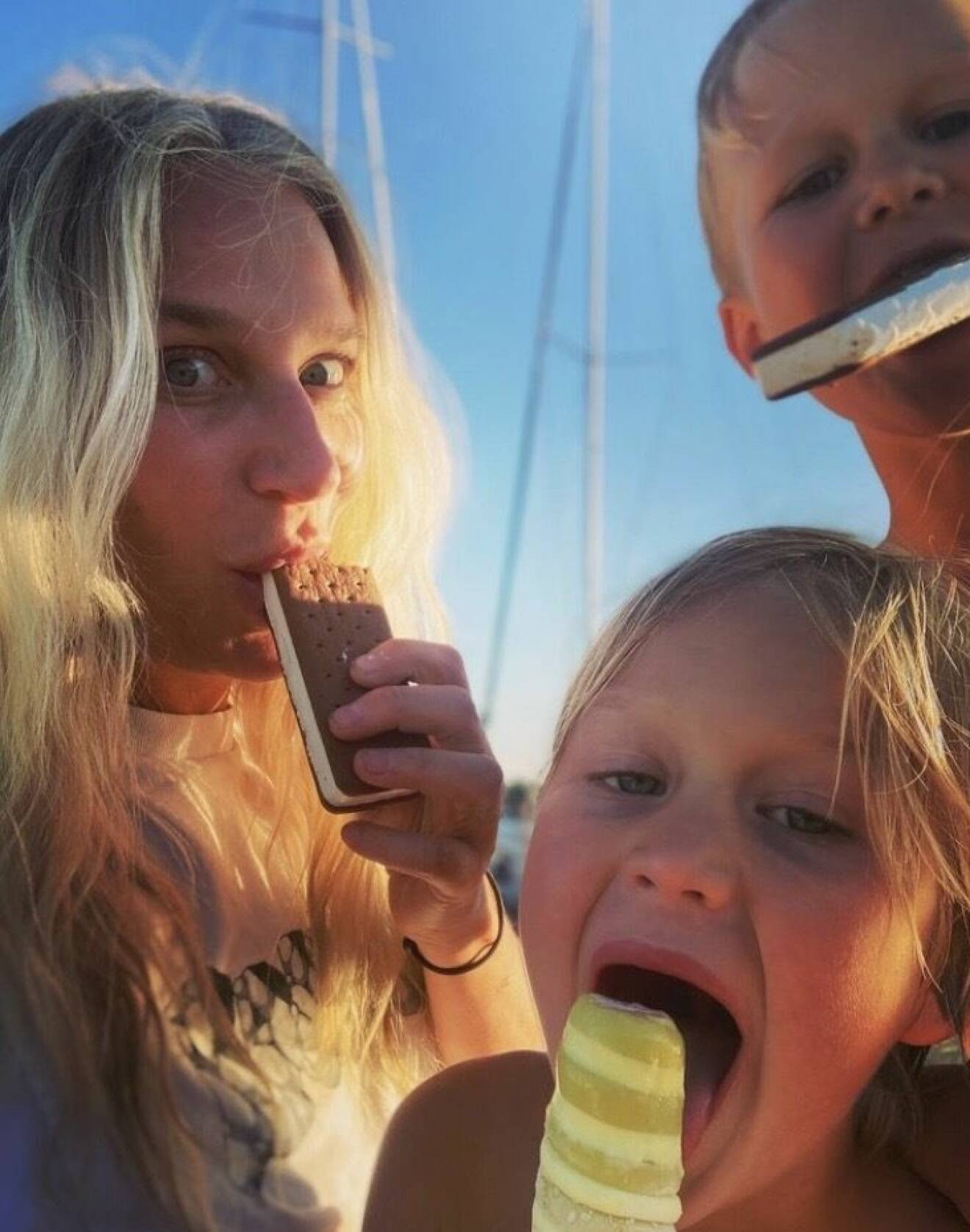 Ann Söderlund äter glass med sina två yngsta söner