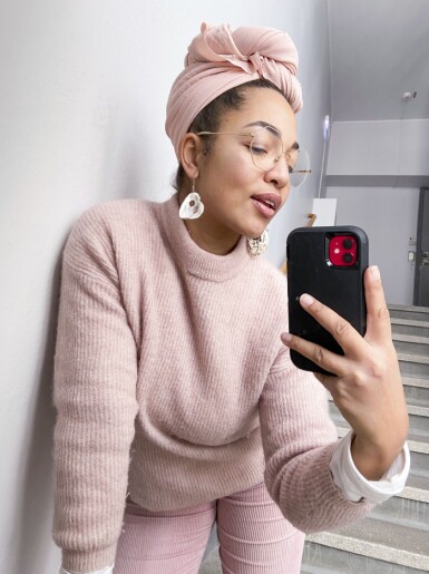 Opokua Britton är doula och driver Instagram-kontot <a href="https://www.instagram.com/curlydoula/?hl=sv">@curlydoula</a>. Och ja, hon är syster till Asabea Britton. Opokua Britton