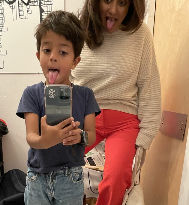 Anitha menar att det finns många fördelar med att leva som varanna vecka-mamma. ”Jag har aldrig dåligt samvete”, säger hon. Anitha med sonen Tom Allan