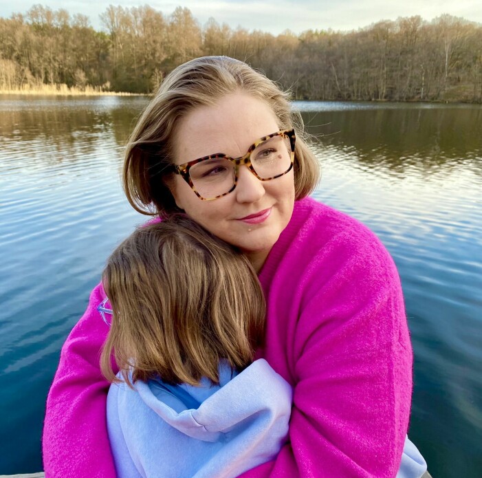 Efter många IVF-försök och missfall fick Hulda äntligen sin dröm uppfylld – att få bli mamma. Foto: Privat Hulda Andersson kramar om sin dotter