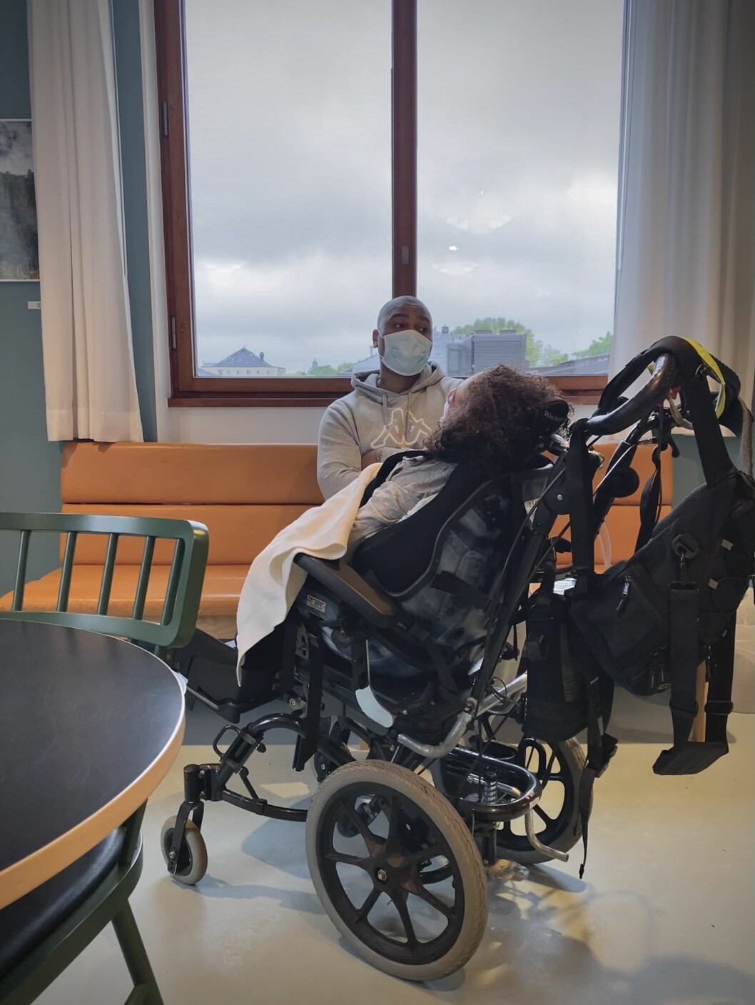 Coronapandemin gjorde att Fatima och hans pappa Delcio tyckte det var bättre om Isayah fick vård hemma. Delcio och Isayah på sjukhuset