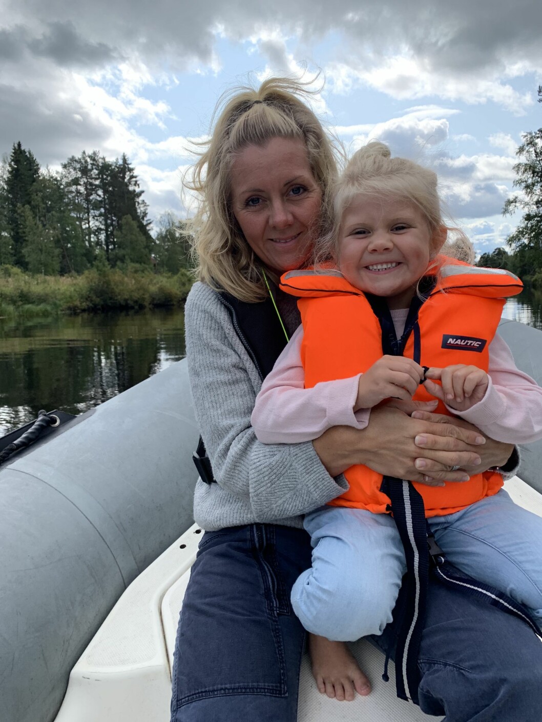 Idag orkar Elins dotter gå ett par dagar i veckan i skolan. Foto: Privat elin och dottern