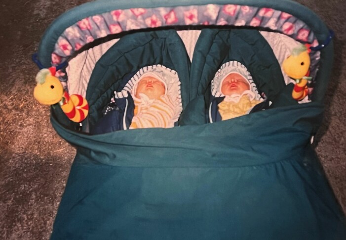 Tvillingdöttrarna Cornelia och Stephanié ligger i vagnen och sover sött. tvillingar i vagn