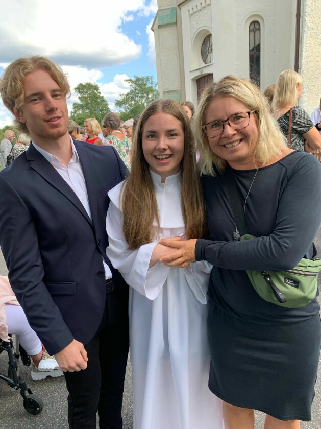 Anna Svennson tillsammans med två av sina barn. Anna Svensson tillammans med barnen