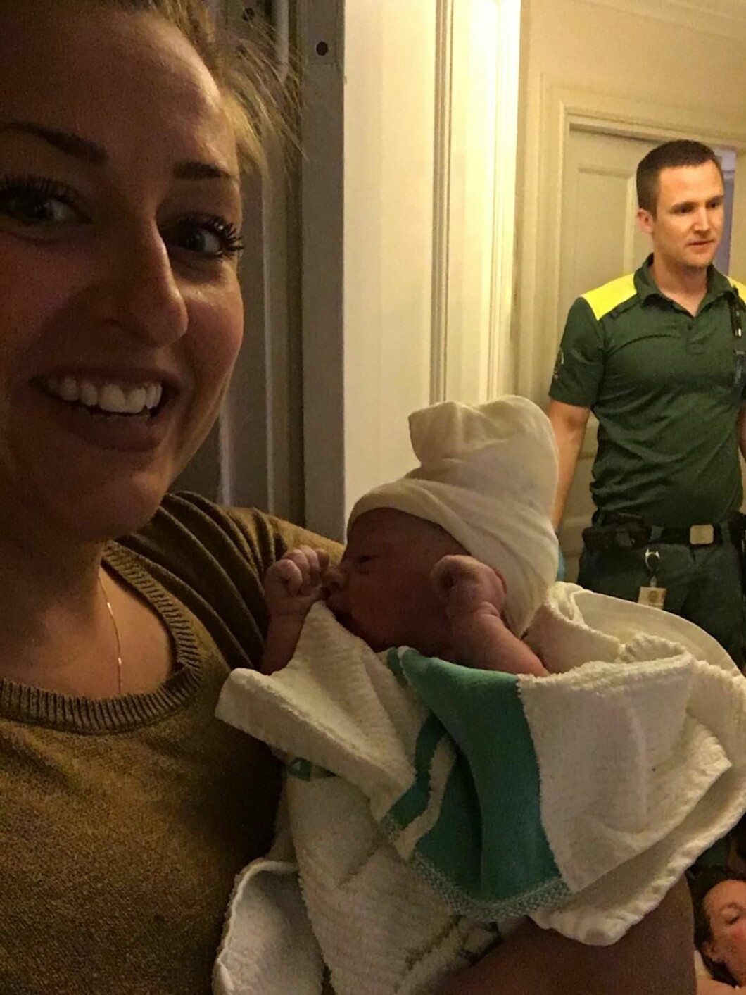 Louise med lilla Nicolas i famnen, direkt efter att han fötts. Louise med Nicolas