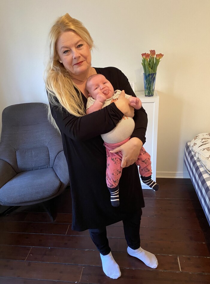 Therése Cedergren med sin bebis.