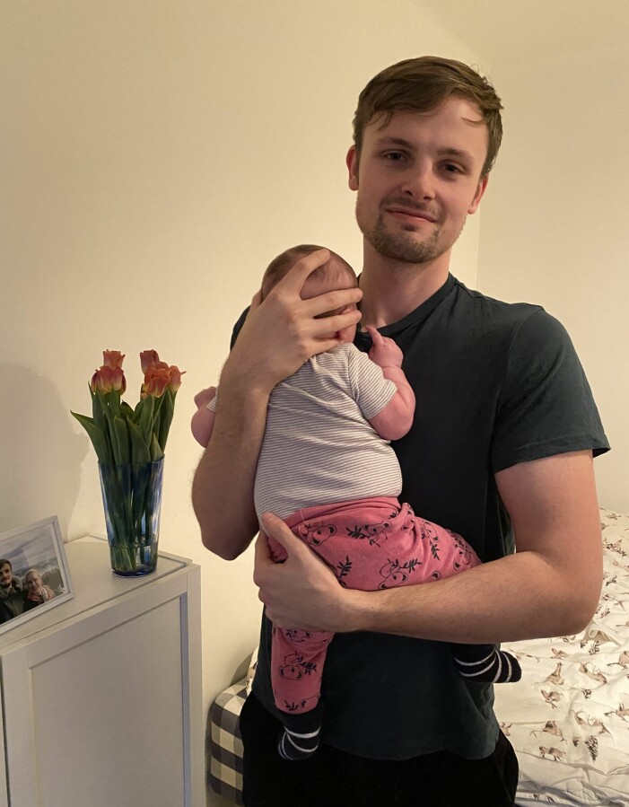 Therése Cedergrens son Gustav håller sin lillasyster. "Han flyttade hemifrån dagen efter jag kom hem med bebben. Det var faktiskt en slump att en flyttade ut och en annan in", säger Therése. Therése Cedergrens son Johan håller sin lillasyster.