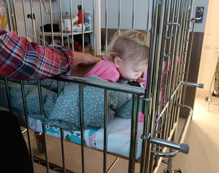 Efter många undersökningar och dygn på sjukhus fick familjen beskedet att Moniz drabbats av den sällsynta sjukdomen Guillain-Barrés syndrom. Foto: Privat Moniz ligger i en sjukhussäng och kollar på Ipad.