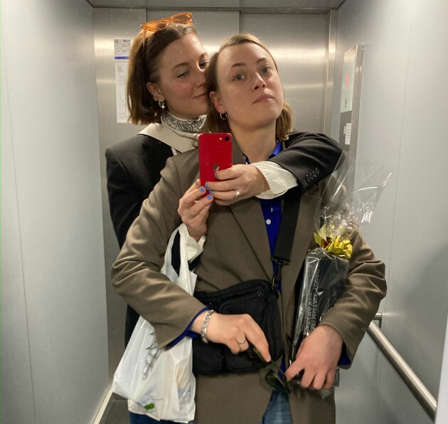 Lina och Hanna har alltid varit väldigt barnkära, om några veckor får de sitt första gemensamma barn. Lina Kellberg kramar om Hanna Pettersson